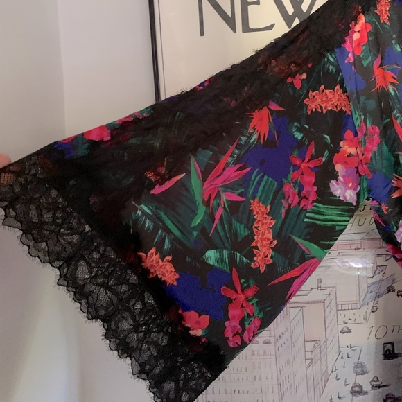 Victoria Secret floral + lace short robe + shorts in beautiful design and colour - Picture 5 of 12